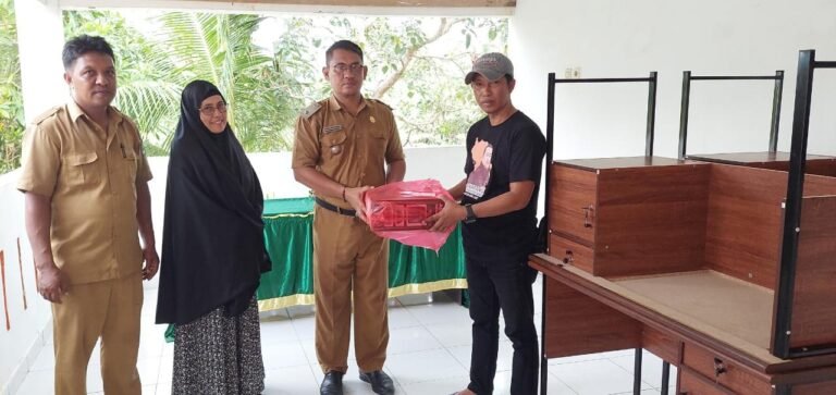 AJP Buktikan Janjinya, Serahkan Meja Posyandu dan Mixer Sound Masjid