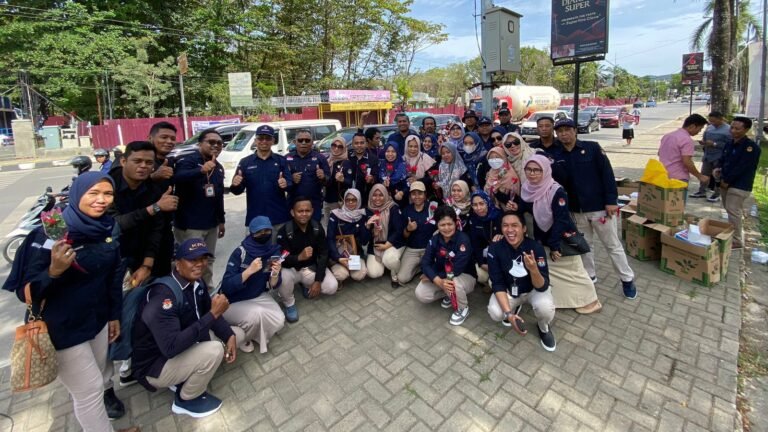 Setahun Lagi Bakal Pemilu 2024, KPU Provinsi Sultra Sosialisasi dan Bagikan Bunga ke Pengguna Jalan