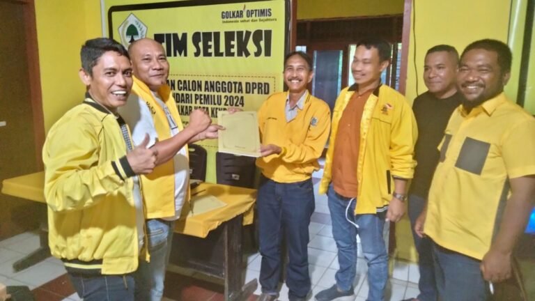 Serius Perjuangkan Masyarakat Mandonga Puuwatu, Jhon Rambo Terima Berkas Kelengkapan Pilcaleg 2024 dari Partai Golkar