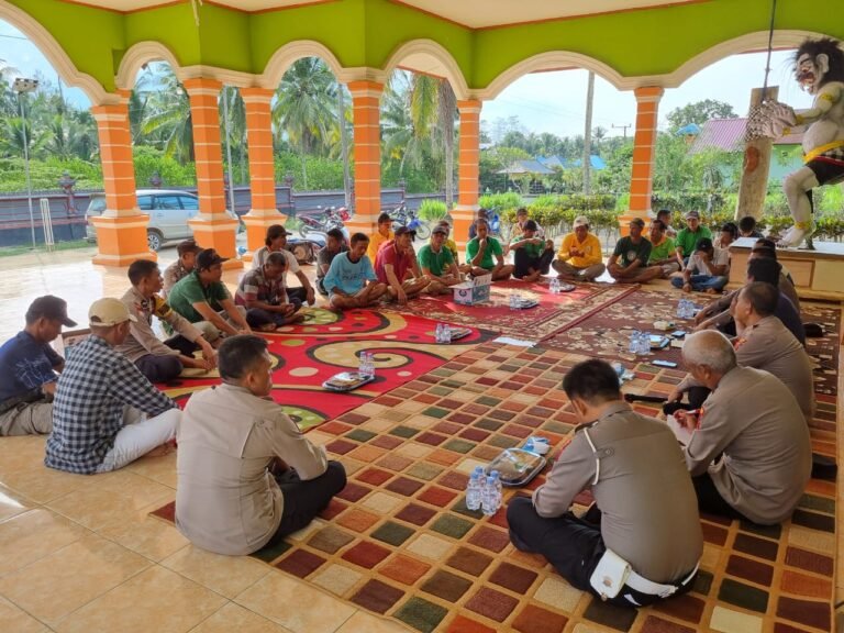 Bersama Warga, Personel Polres Konsel Ngopi Bareng dan Diskusi Kamtibmas