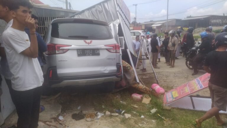 Breaking News, Seorang Bocah Meninggal Dunia Usai Minibus Tabrak Warung di THR Kendari