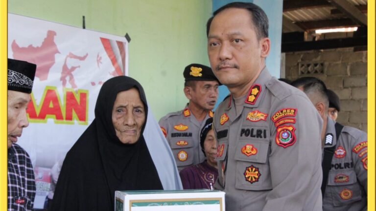 Kapolres Konut Serahkan Bantuan Kemanusian Kepedulian Polri ke Warga di Bulan Ramadhan