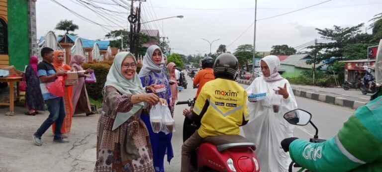 DWP BPVP Kendari Kembali Berbagi Takjil, Sasar Pengguna Jalan