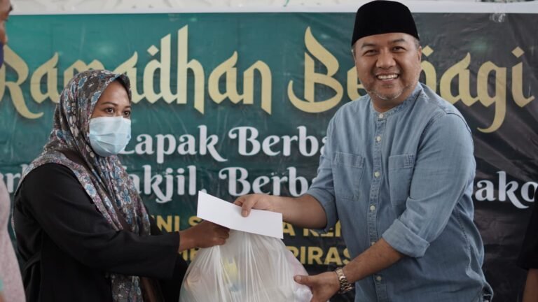 AJP Bersama Alumni SMANSA 97 Kendari Bagikan Bantuan di Masjid Akbar Korem