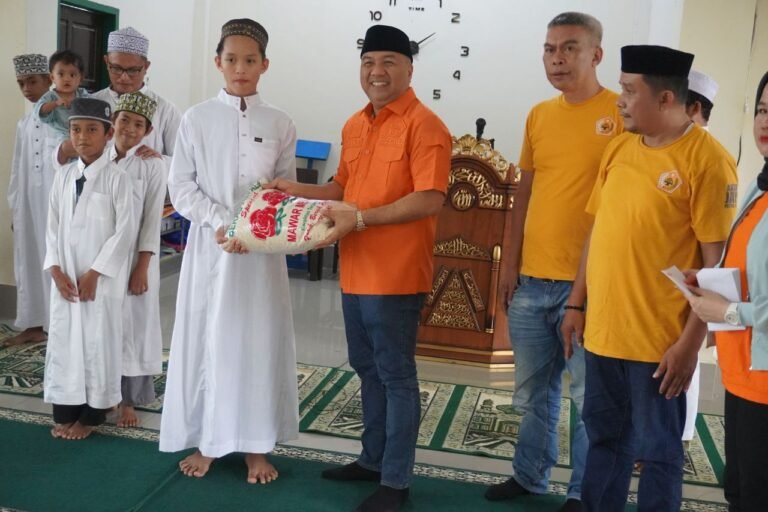 Bulan Ramadhan, Aksan Jaya Putra Bersama MKGR Sultra Beri Bantuan Pesantrean Daarul U’lum