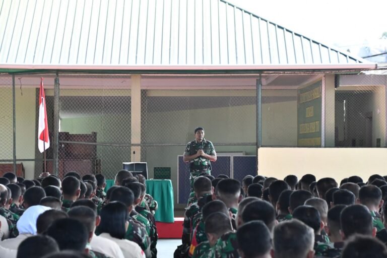 Bulan Ramadhan, Danrem 143 Halu Oleo Pimpin Langsung Upacara 17-san Bulan April dan Jam Komandan