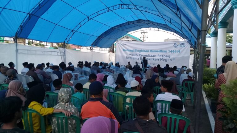 PLN UP3 Kendari Berbagi Bingkisan Ramadhan, Salurkan Bantuan ke Masyarakat
