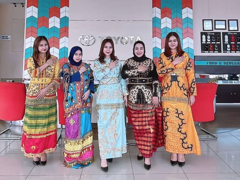 Rayakan HUT Sultra ke 59, Kalla Toyota Kendari Layani Konsumen dengan Gunakan Pakaian Adat