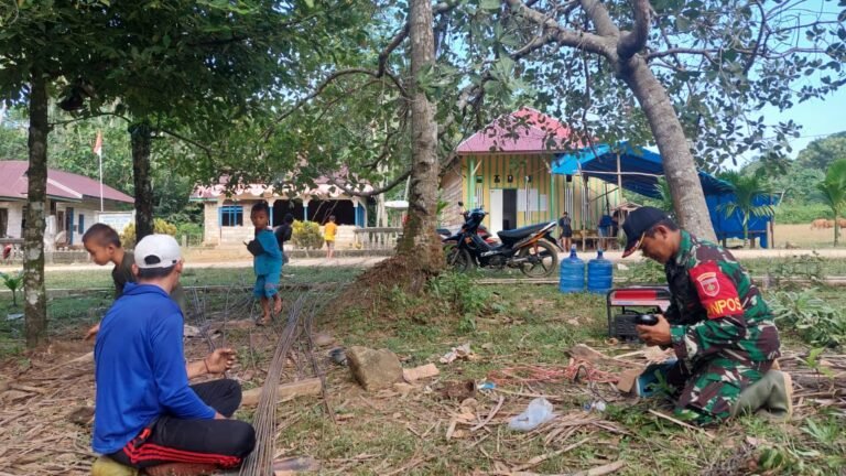 Antusiasme Masyarakat Laonti, Anak-Anak Ikut Bantu Angkat Besi Usai Pulang Sekolah