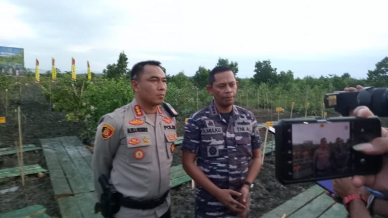 Sinergitas TNI Polri Cegah Abrasi Pantai, Tanam Ribuan Pohon Mangrove