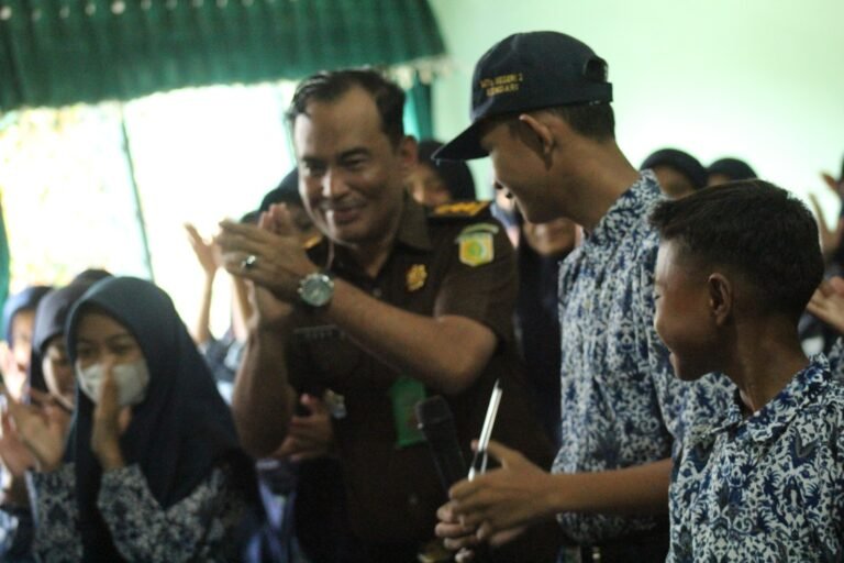 Jaksa Masuk Sekolah, Kejati Sultra Kunjungi MTsN 2 Kendari Sosialisasi UU Narkotika dan ITE
