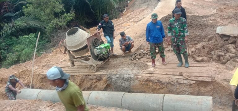 Semangat Tak Pernah Padam Satgas TMMD 116 Laonti Bekerjasama dengan Masyarakat  Setempat