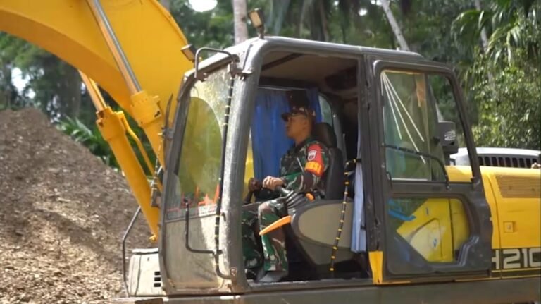 Aksi Lihai Babinsa Tergabung dalam Satgas TMMD 116 Laonti Operasikan Alat Berat