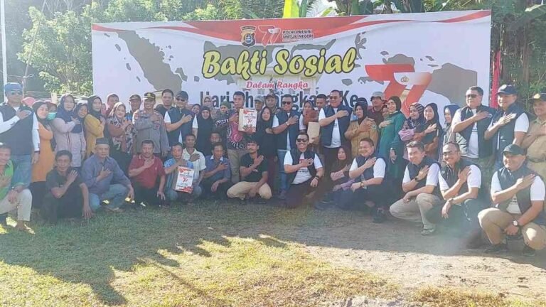 Sambut HUT Bhayangkara ke 77, Ratusan Personel Polda Sultra Kunjungi Pelosok di Kota Kendari Berbagi Sembako