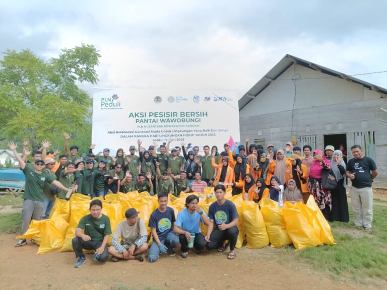 PLN Nusantara Power UPDK Kendari Gandeng Komunitas Pecinta Alam Gelar Aksi Bersih-bersih di Pantai Wawobungi