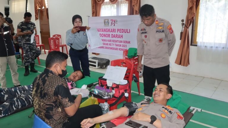 Sambut HUT Bhayangkara ke 77 Bersama TNI, Polres Konsel Gelar Donor Darah