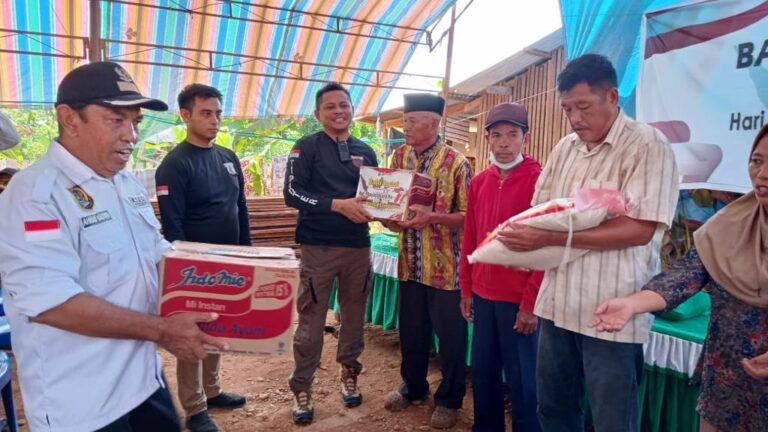 Peringati HUT Bhayangkara ke 77, Ditreskrimsus Polda Sultra Berbagi Sembako ke Masyarakat