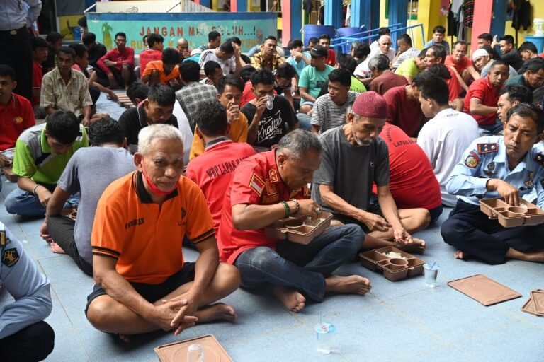 Kunjungi Lapas Kelas II A Bau-bau, Kakanwil Kemenkumham Sultra Makan Bareng dengan Warga Binaan