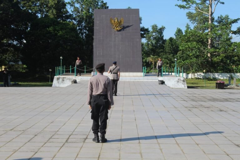 Peringati HUT Bhayangkara ke 77, Kapolda Sultra Ziarah ke TMP Watubangga