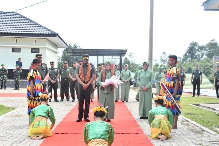 Kunker Perdana Ke Kodim 1430 Konawe Utara, Danrem 143 Halu Oleo Beri Arahan Prajurit TNI AD Harus bisa Menjadi Solusi Bagi Mayarakat