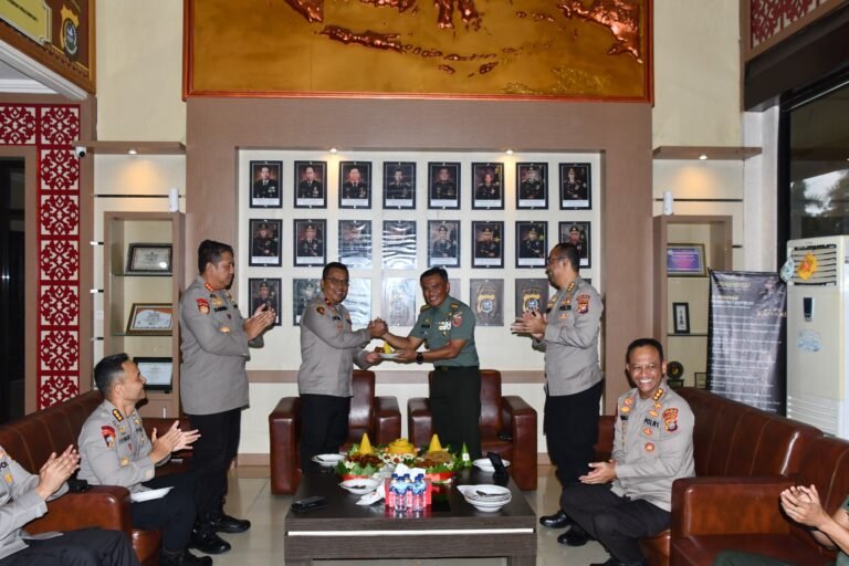 Sambangi Mapolda Sultra, Korem 143 Halu Oleo Berikan Kejutan dalam Rangka HUT ke 77 Bhayangkara