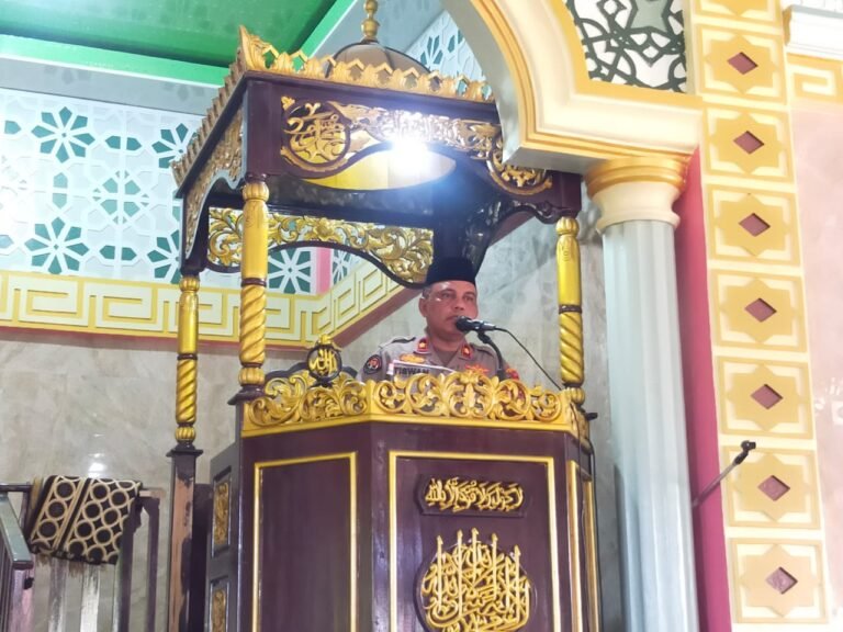 Shalat Jumat Bersama Masyarakat, Wakapolres Buton Ajak Untuk Tidak Gampang Terprovokasi