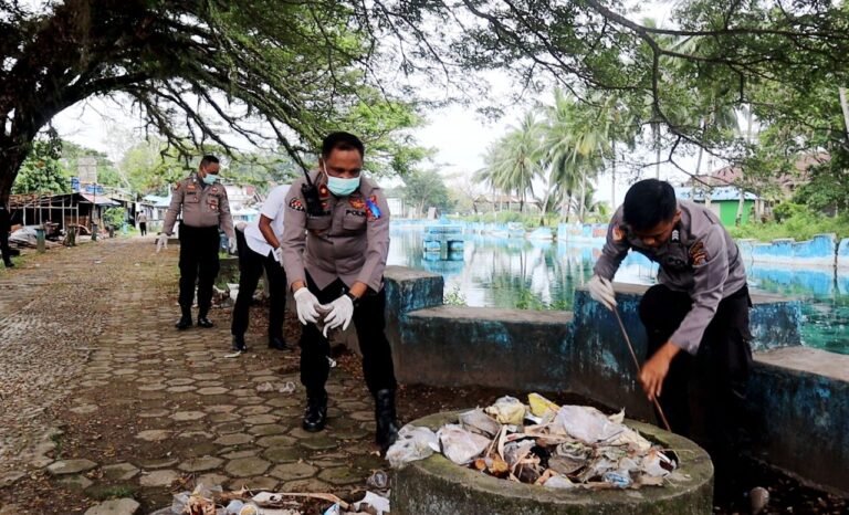 Cuaca Ekstrim, Puluhan Personel Polres Buton Bersama Masyarakat Gelar Aksi Bersih-Bersih Sampah