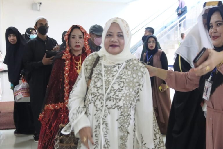 Kakanwil Kemenag Sultra Sambut Jemaah Haji Kloter 24