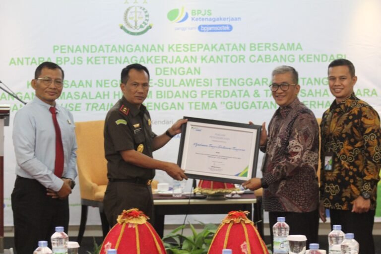 Kejati Sultra dan BPJS Ketenagakerjaan Tanda Tangan Kerjasama Terkait Penanganan Masalah Hukum Bidang Perdata dan Tata Usaha Negara