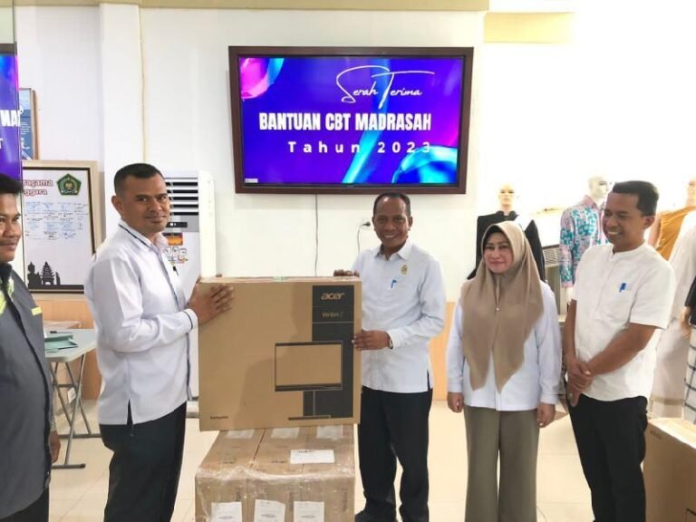 Dorong Digitalisasi Dunia Pendidikan, Kakanwil Kemenag Sultra Serahkan Bantuan CBT Kepada Lima Madrasah Swasta