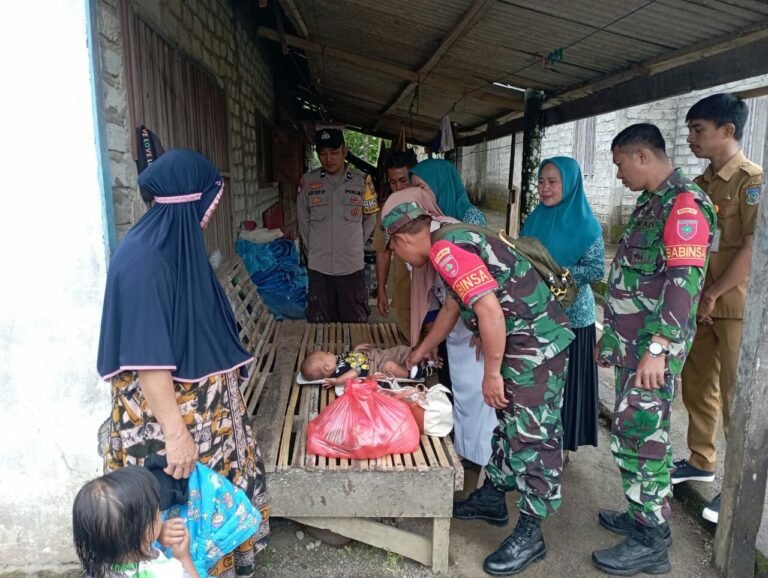 Tekan Angka Stunting, Babinsa Kodim Kendari Dampingi Pembagian Tambahan Gizi Balita