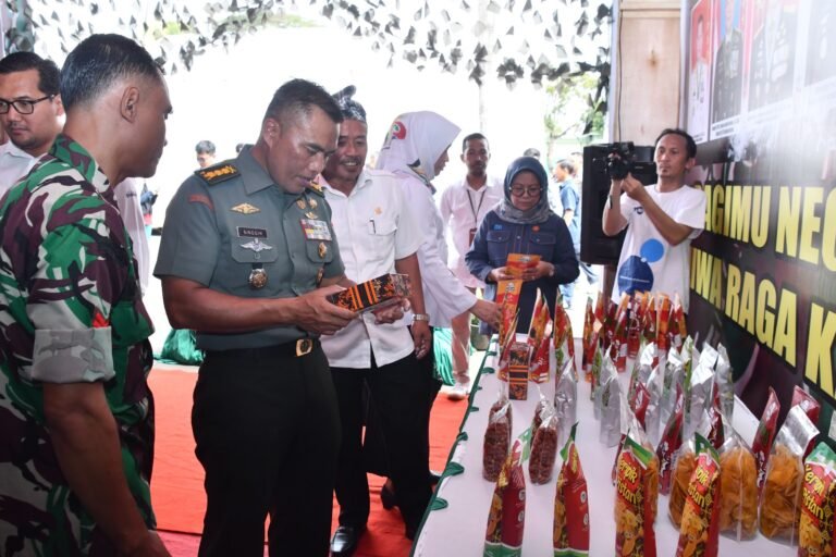 Pasar Murah dan Pameran Alutsista Serta UMKM Resmi Dibuka dalam Rangka GNPIP dan Gebryar Kemerdekaan RI ke-78 di Makorem 143 Halu Oleo