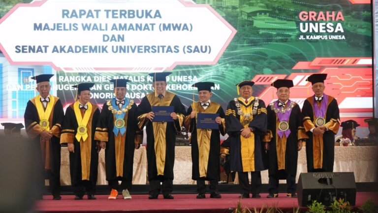 Sekjen Kemenkumham Raih Gelar Doktor Honoris Causa dari UNESA