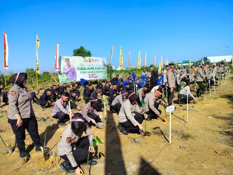 Peringati HUT RI ke 78, Polda Sultra Tanam Ribuan Pohon Mangrove di Teluk Kendari