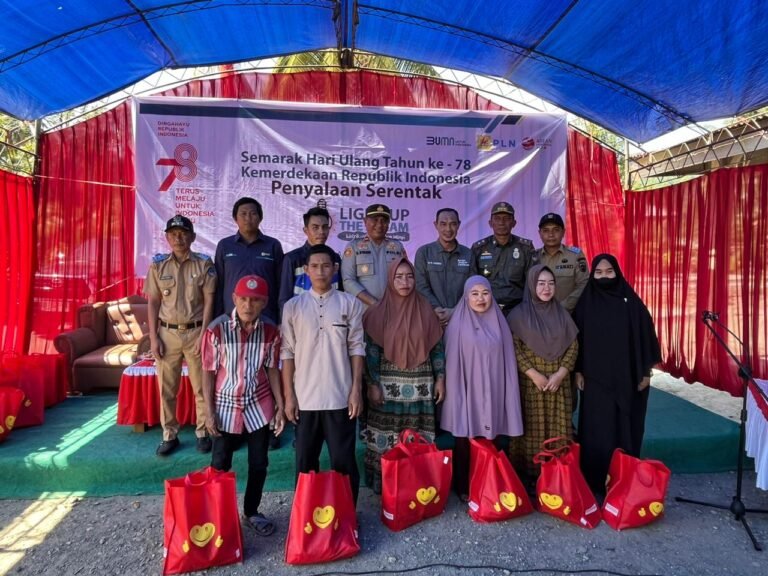Semarak Kemerdekaan, PLN Kolaka Salurkan Bantuan Listrik Gratis untuk 78 Kepala Keluarga Prasejahtera  