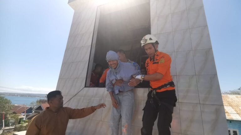 Seorang Pria di Bau-bau Lakukan Percobaan Bunuh Diri di Menara Masjid, KPP Kendari Berhasil Evakuasi