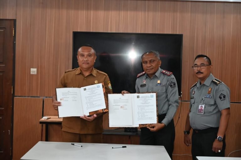 Kakanwil Kemenkumham Berikan Bantuan ke Penyandang Disabilitas di Kendari