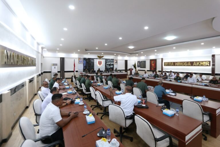 Terima Paparan Kesiapan dan LKJ TMMD Ke-118, Pangdam XIV Hasanuddin: Kehadiran TNI AD Memberikan Kebahagiaan Kepada Masyarakat