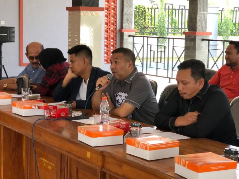 Warga Tiga Desa di Konsel Blokade Jalan, AJP Beri Solusi