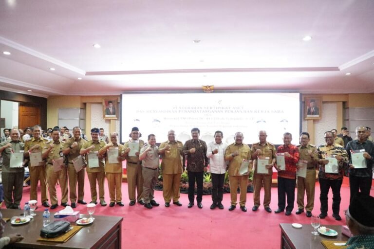 Atasi Masalah Pertanahan di Sultra, Menteri ATR Serahkan 260 Sertipikat
