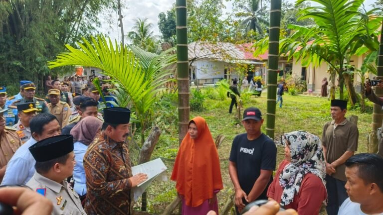 Berkunjung ke Sultra, Menteri ATR Door to Door Bagikan Sertipikat ke Masyarakat