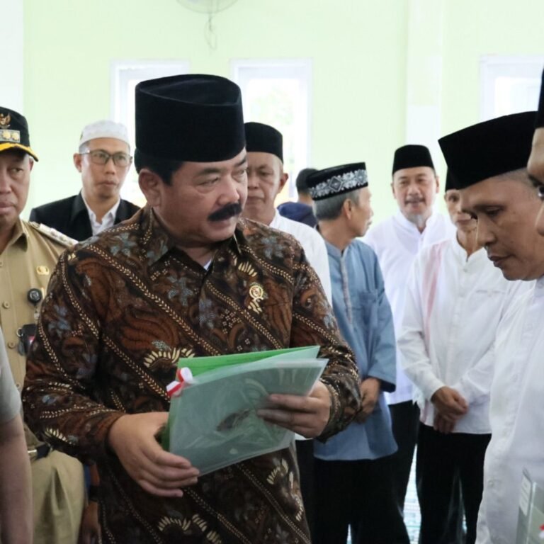 Menteri ATR Serahkan Sertipikat Tanah Wakaf di Kendari untuk Jamin Keamanan Umat dalam Beribadah