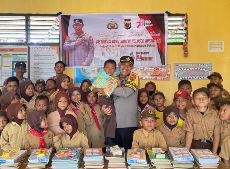 Polsek Atari Jaya Peduli Budaya Literasi dengan Bagikan Buku Bacaan dan Alat Tulis