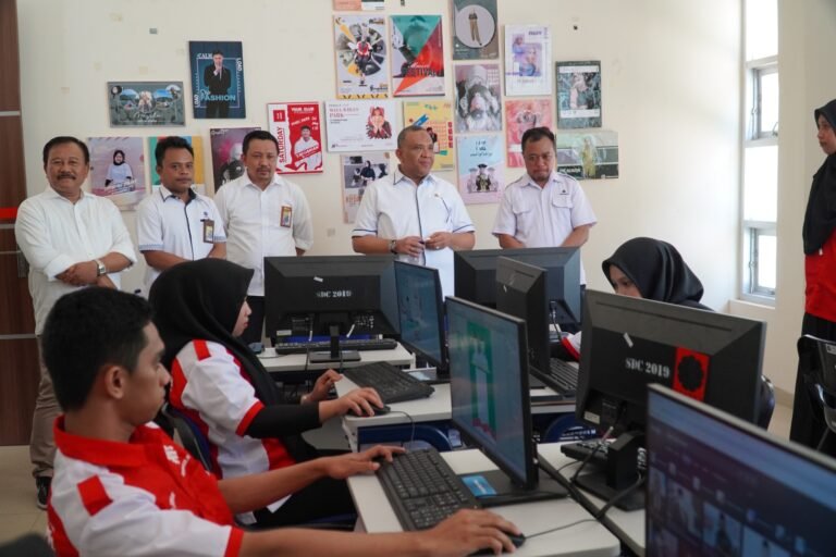Kunker ke BPVP Kendari, Wamen Kemnaker RI Tinjau Langsung Proses Pelatihan Siswa