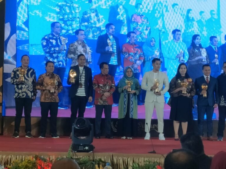 Berkontribusi Terhadap Pembangunan dan Kemajuan Daerah, Anton Timbang Kembali Menerima  Penghargaan Sultra Awards 2023