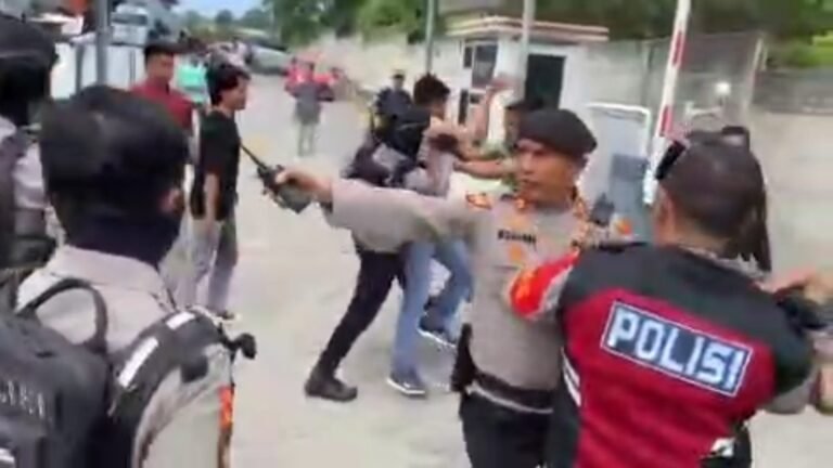 Aksi Demontrasi Didepan Rumah Sakit Hermina Kendari Berujung Dugaan Tindakan Represif Oknum Polisi