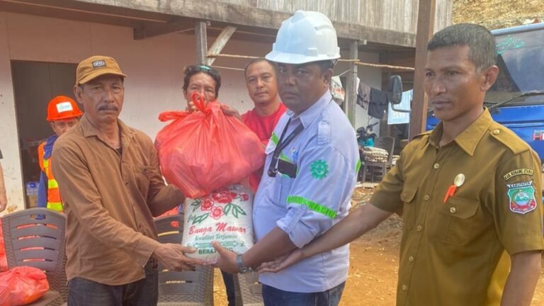 Peduli Masyarakat Lingkar Tambang, PT. Sumber Bumi Putra Bagikan Sembako ke Masyarakat