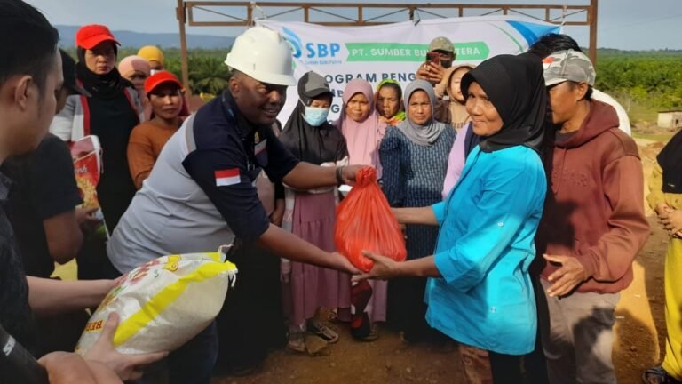 Komitmen Terhadap Pemberdayaan Masyarakat Lingkar Tambang, PT. SBP Kembali Salurkan Sembako