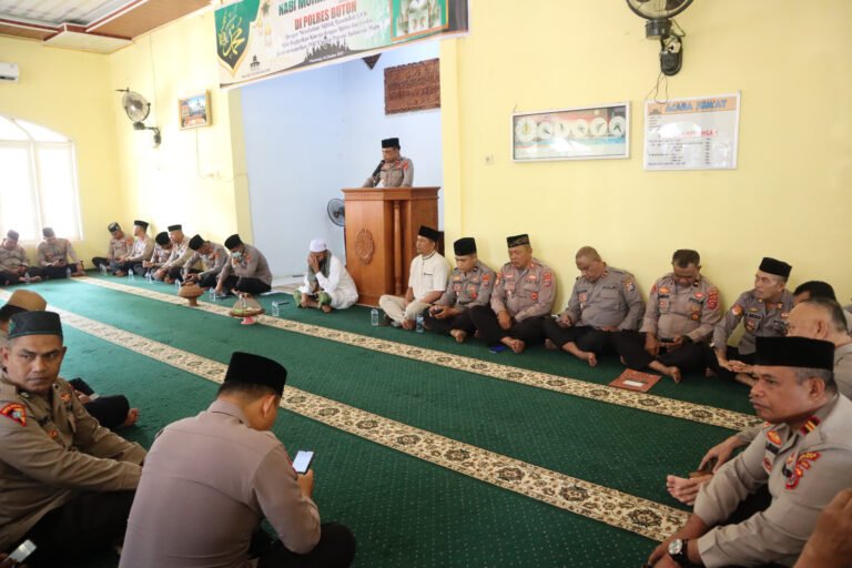 Peringatan Maulid Nabi Muhammad SAW, Wakapolres Buton Bacakan Pemenang Lomba Pohon Male