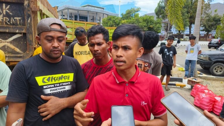 Ratusan Sopir Truk Sambangi DPRD Sultra Minta APH dan Instansi Berwenang Berikan Kebijaksanaan